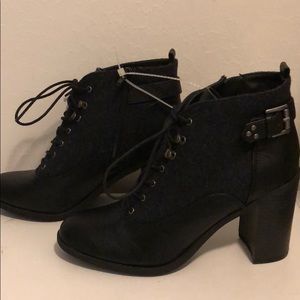 NWT Stylish gray wool and black lace up ankle boots